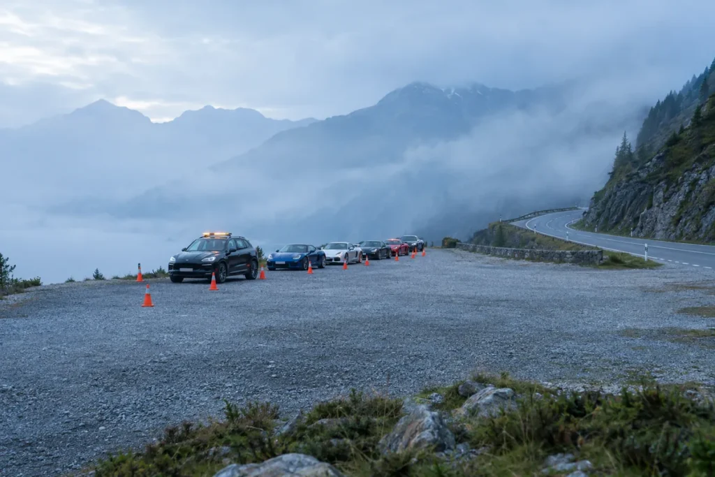 Cómo organizo una ruta para los socios de mi club de coches sin volverme loco con la logística: fila de coches deportivos