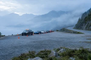Cómo organizo una ruta para los socios de mi club de coches sin volverme loco con la logística: fila de coches deportivos