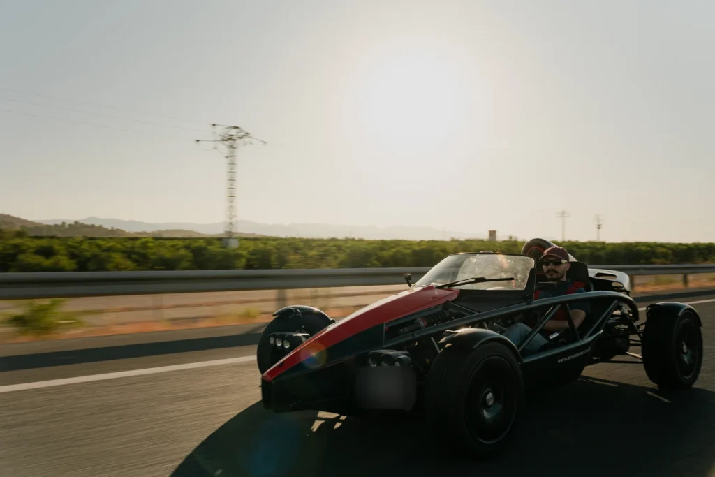 Ariel Atom en carretera en la ruta RX01 Serranías del Turia de Road Experience, ruta en coche deportivo por Valencia