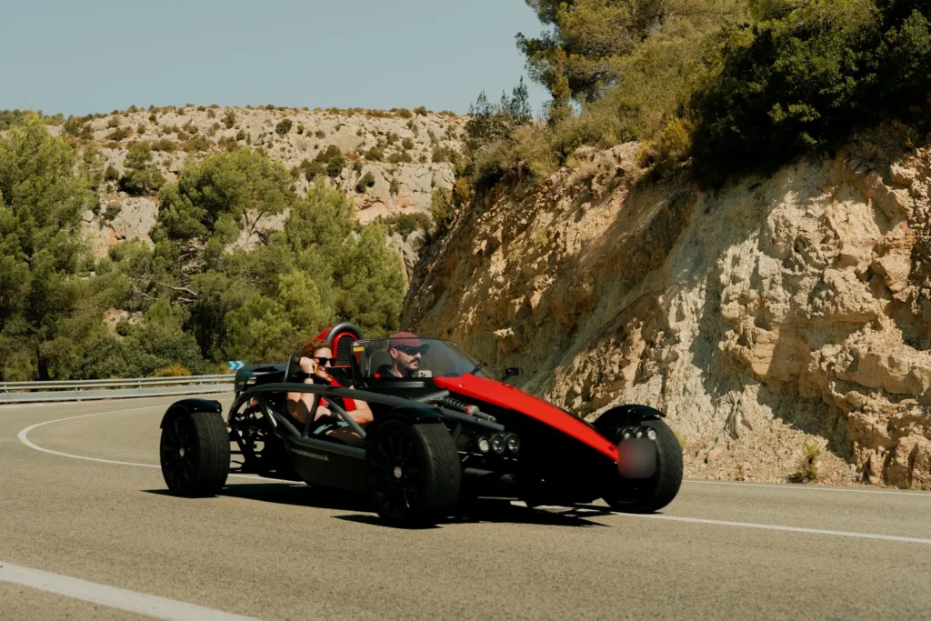 Ariel Atom en curva de montaña en la ruta RX01 Serranías del Turia de Road Experience, ruta en coche deportivo por Valencia
