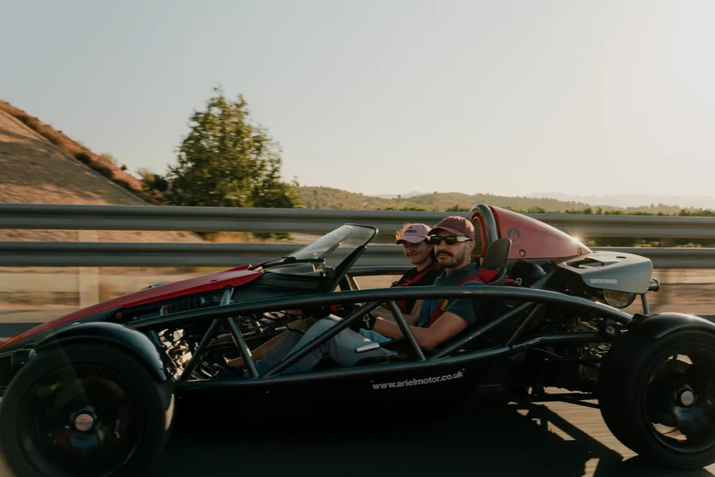 Ariel Atom rodando en ruta en la ruta RX01 Serranías del Turia de Road Experience, ruta en coche deportivo por Valencia