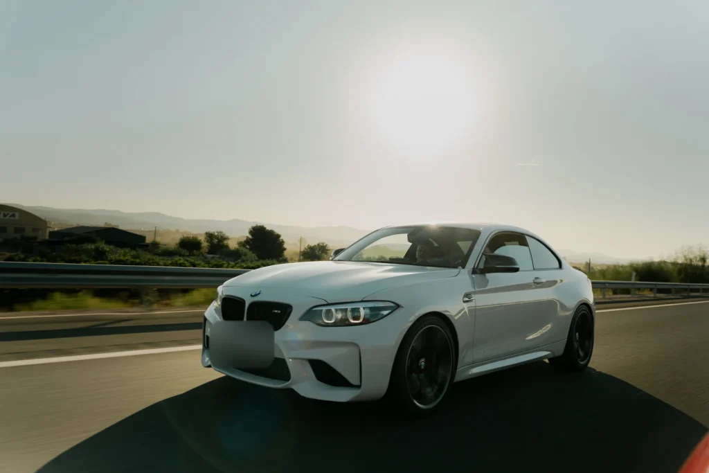 BMW M2 blanco en ruta en la ruta RX01 Serranías del Turia de Road Experience, ruta en coche deportivo por Valencia