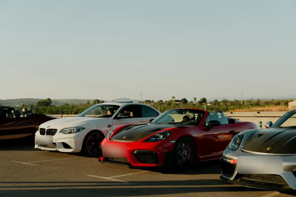 BMW M2 y Porsche 718 GT4 RS aparcados en la ruta RX01 Serranías del Turia de Road Experience, ruta en coche deportivo por Valencia