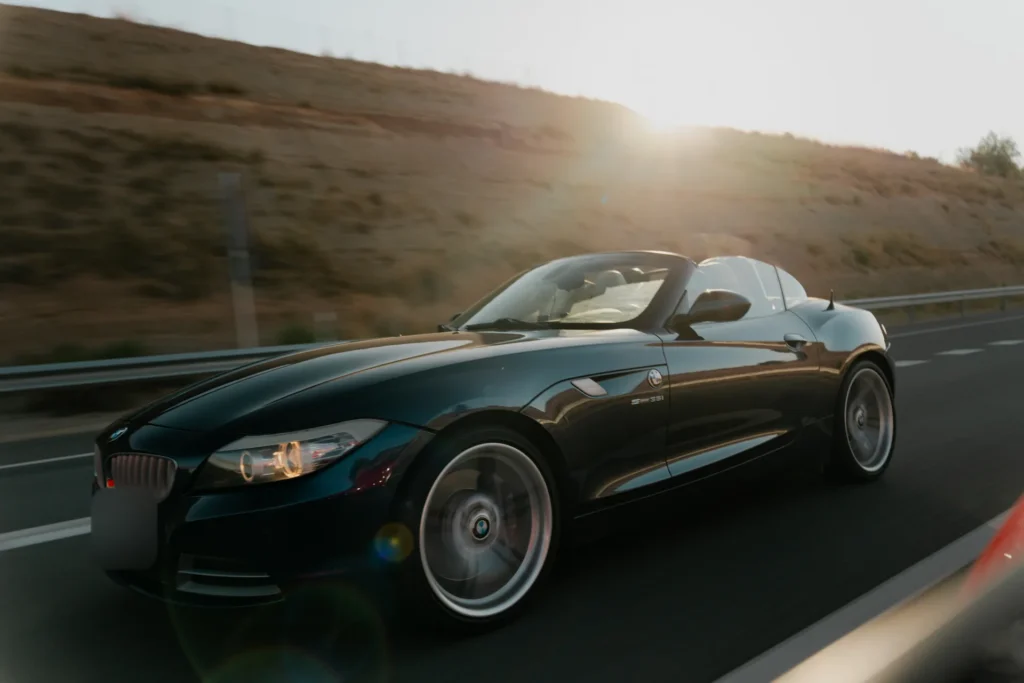 BMW Z4 negro descapotable en la ruta RX01 Serranías del Turia de Road Experience, ruta en coche deportivo por Valencia