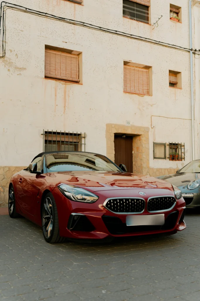 BMW Z4 rojo en el pueblo en la ruta RX01 Serranías del Turia de Road Experience, ruta en coche deportivo por Valencia