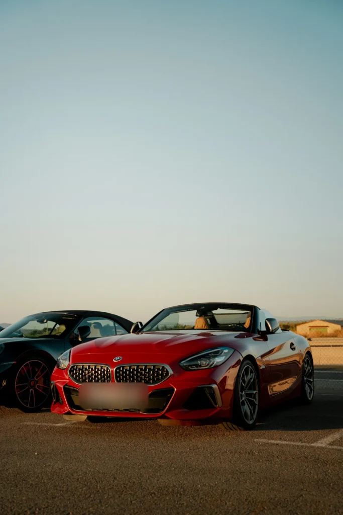 BMW Z4 rojo en la salida en la ruta RX01 Serranías del Turia de Road Experience, ruta en coche deportivo por Valencia