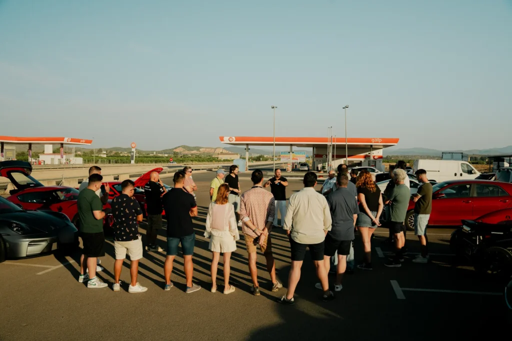 Briefing del grupo antes de salir en la ruta RX01 Serranías del Turia de Road Experience, ruta en coche deportivo por Valencia