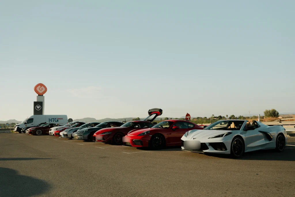 Caravana de superdeportivos lista para salir en la ruta RX01 Serranías del Turia de Road Experience, ruta en coche deportivo por Valencia