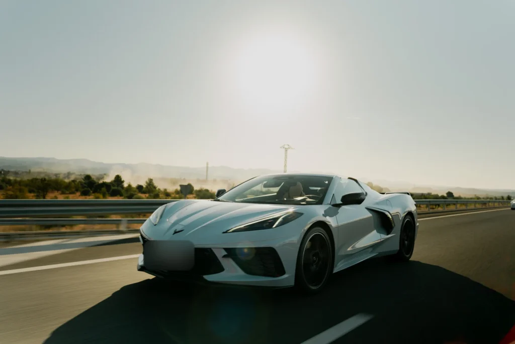 Chevrolet Corvette C8 blanco en ruta en la ruta RX01 Serranías del Turia de Road Experience, ruta en coche deportivo por Valencia
