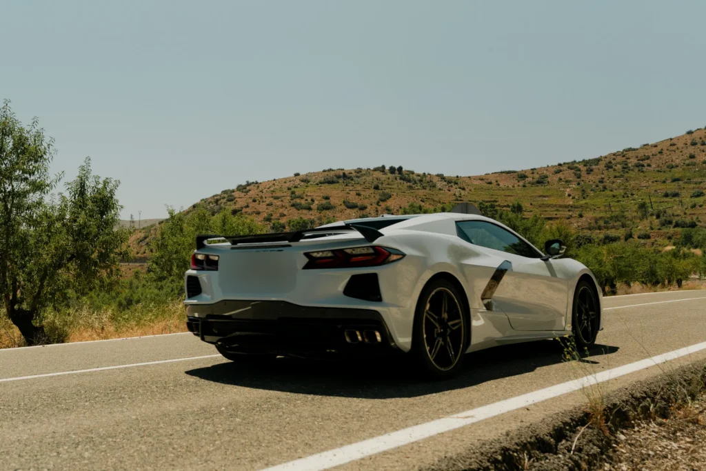 Chevrolet Corvette C8 en carretera de montaña en la ruta RX01 Serranías del Turia de Road Experience, ruta en coche deportivo por Valencia