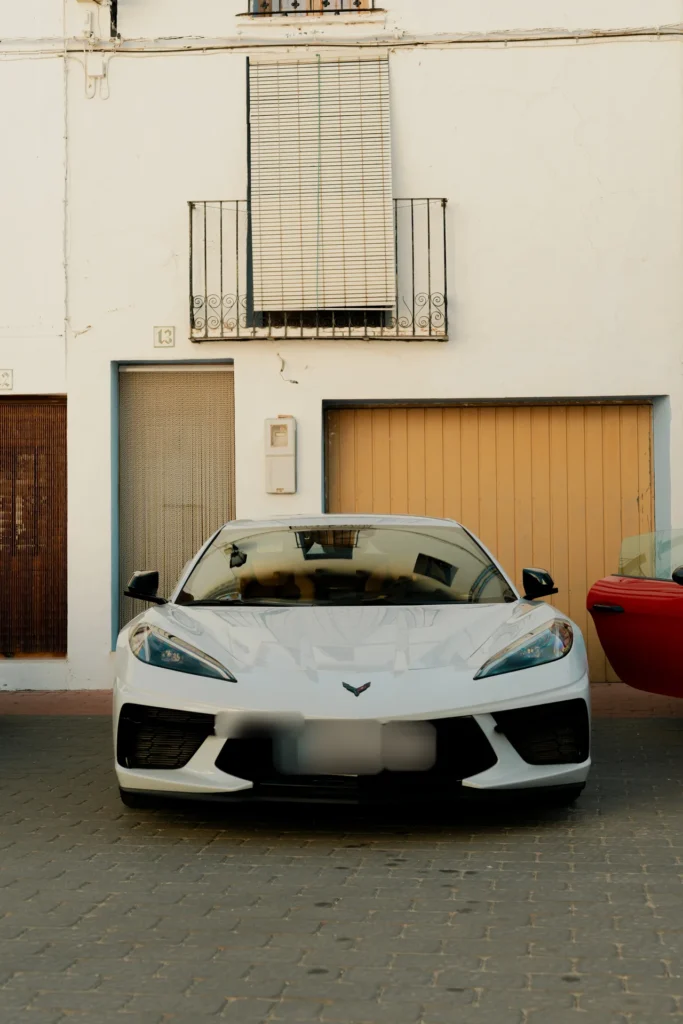 Chevrolet Corvette C8 en un pueblo de montaña en la ruta RX01 Serranías del Turia de Road Experience, ruta en coche deportivo por Valencia