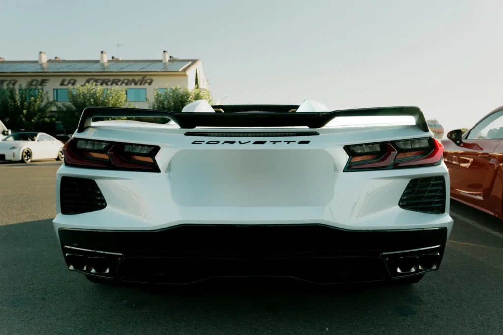 Chevrolet Corvette C8 vista trasera en la ruta RX01 Serranías del Turia de Road Experience, ruta en coche deportivo por Valencia