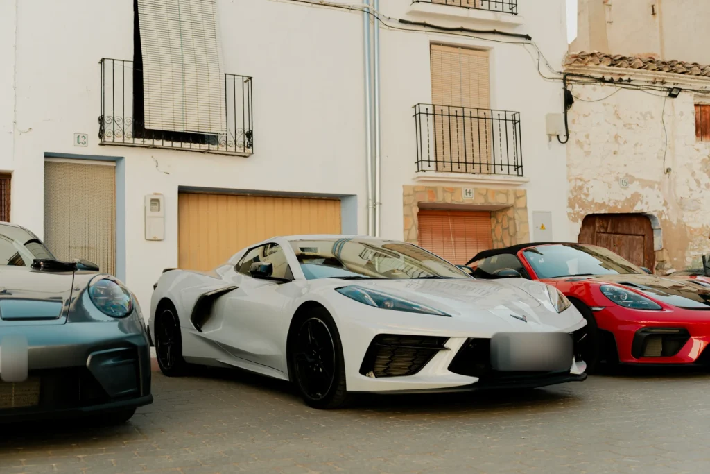 Chevrolet Corvette C8 y Porsche GT4 RS en la parada en la ruta RX01 Serranías del Turia de Road Experience, ruta en coche deportivo por Valencia