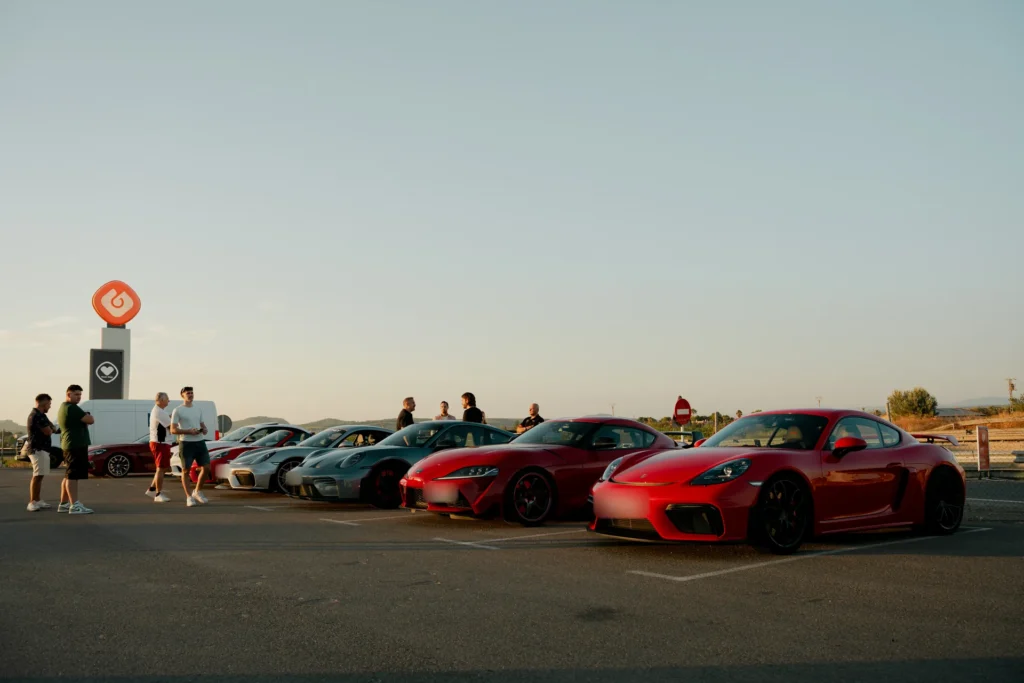 Coches deportivos en el punto de encuentro en la ruta RX01 Serranías del Turia de Road Experience, ruta en coche deportivo por Valencia