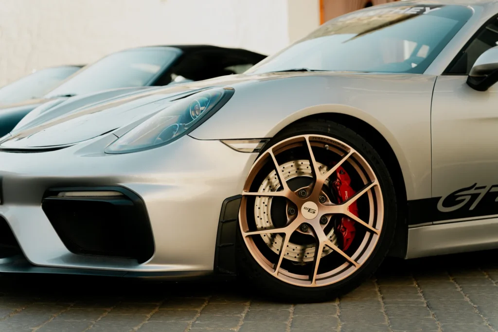 Detalle de la llanta de un Porsche GT4 RS en la ruta RX01 Serranías del Turia de Road Experience, ruta en coche deportivo por Valencia
