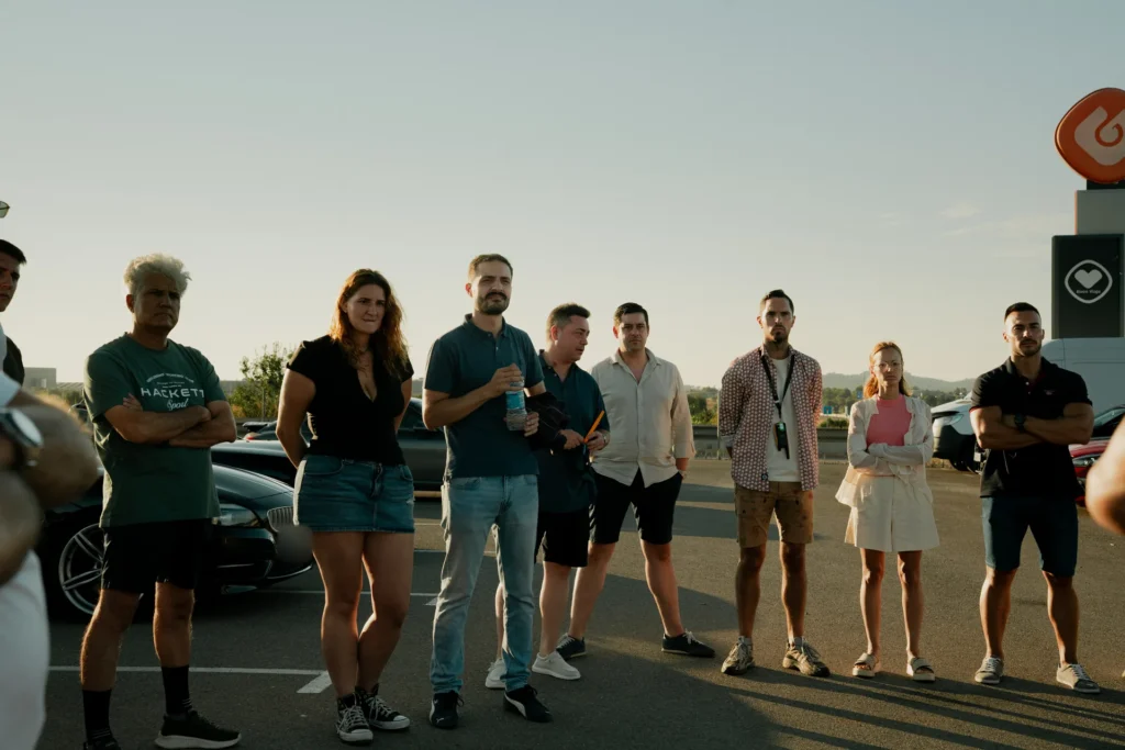 Participantes antes de la ruta en la ruta RX01 Serranías del Turia de Road Experience, ruta en coche deportivo por Valencia