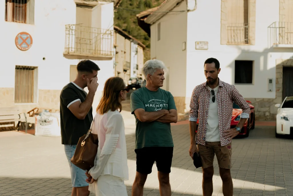 Participantes charlando en la parada en la ruta RX01 Serranías del Turia de Road Experience, ruta en coche deportivo por Valencia