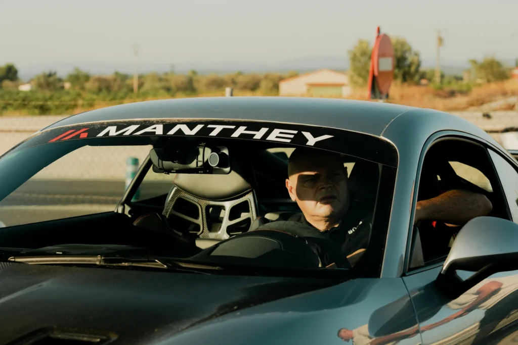 Piloto al volante de un Porsche en la ruta RX01 Serranías del Turia de Road Experience, ruta en coche deportivo por Valencia
