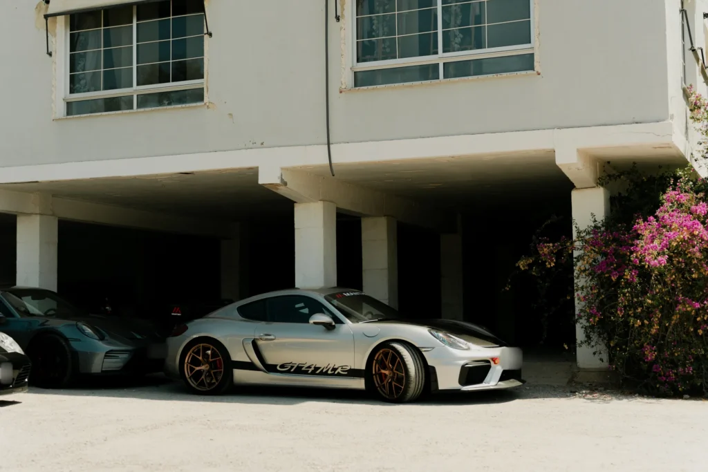 Porsche 718 GT4 RS plata en el restaurante en la ruta RX01 Serranías del Turia de Road Experience, ruta en coche deportivo por Valencia