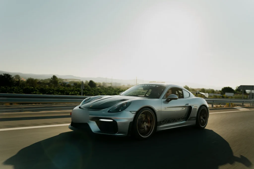 Porsche 718 GT4 RS plata rodando en la ruta RX01 Serranías del Turia de Road Experience, ruta en coche deportivo por Valencia