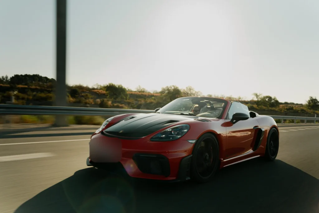 Porsche 718 GT4 RS rojo rodando en la ruta RX01 Serranías del Turia de Road Experience, ruta en coche deportivo por Valencia