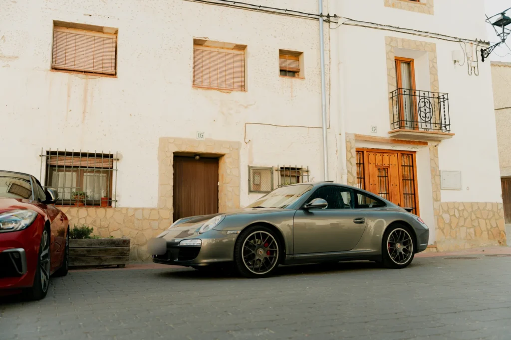 Porsche 911 Carrera en el pueblo en la ruta RX01 Serranías del Turia de Road Experience, ruta en coche deportivo por Valencia