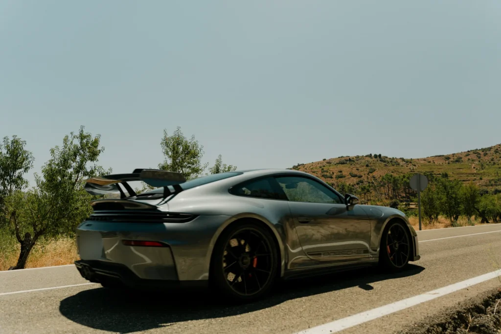 Porsche 911 GT3 en carretera de montaña en la ruta RX01 Serranías del Turia de Road Experience, ruta en coche deportivo por Valencia