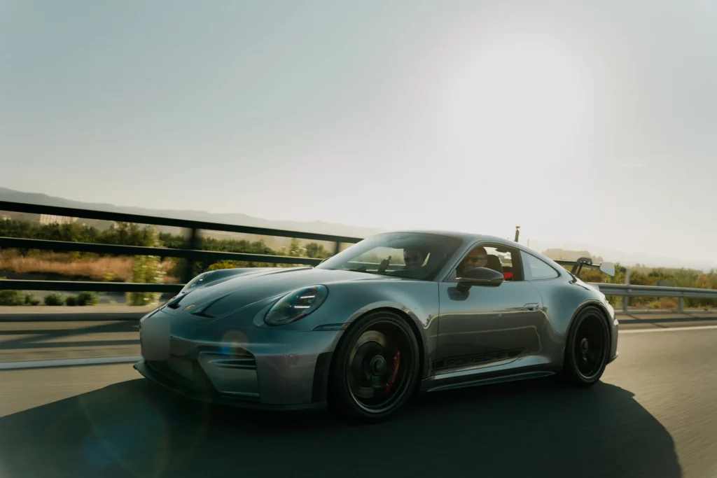 Porsche 911 GT3 gris en ruta en la ruta RX01 Serranías del Turia de Road Experience, ruta en coche deportivo por Valencia