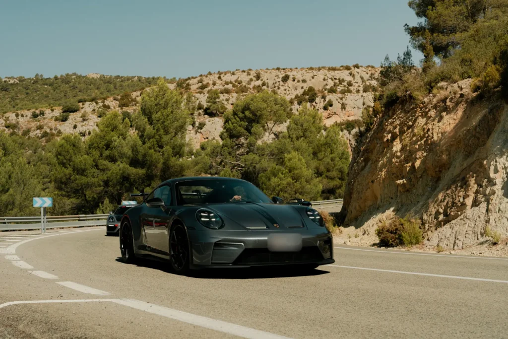 Porsche 911 GT3 trazando una curva en la ruta RX01 Serranías del Turia de Road Experience, ruta en coche deportivo por Valencia