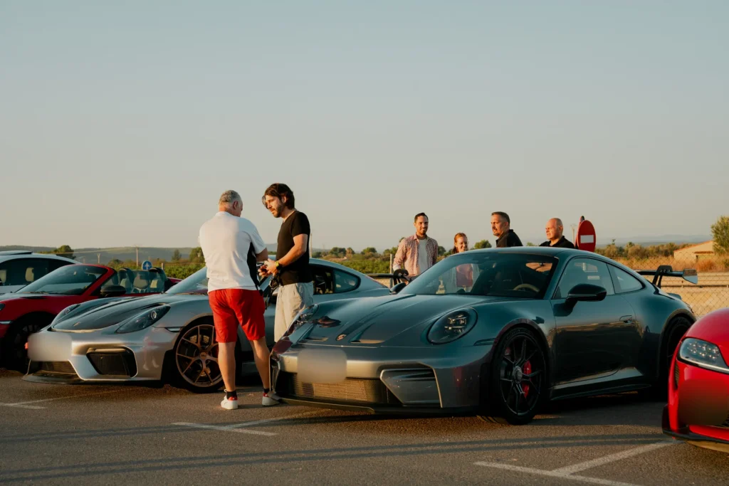 Porsche 911 GT3 y participantes en la salida en la ruta RX01 Serranías del Turia de Road Experience, ruta en coche deportivo por Valencia