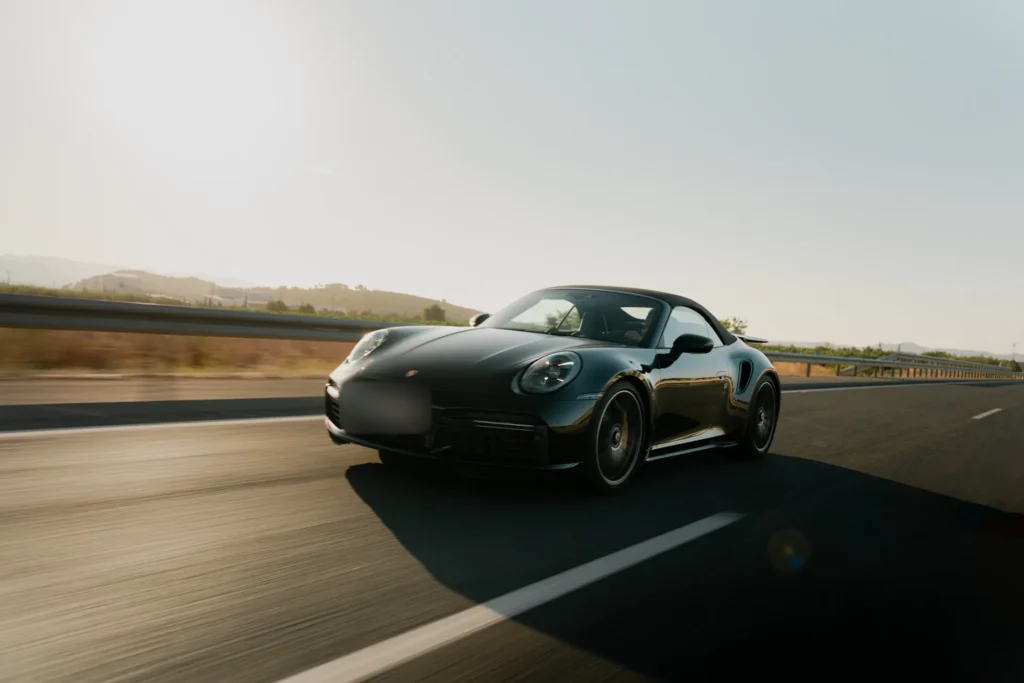 Porsche 911 negro rodando en la ruta RX01 Serranías del Turia de Road Experience, ruta en coche deportivo por Valencia
