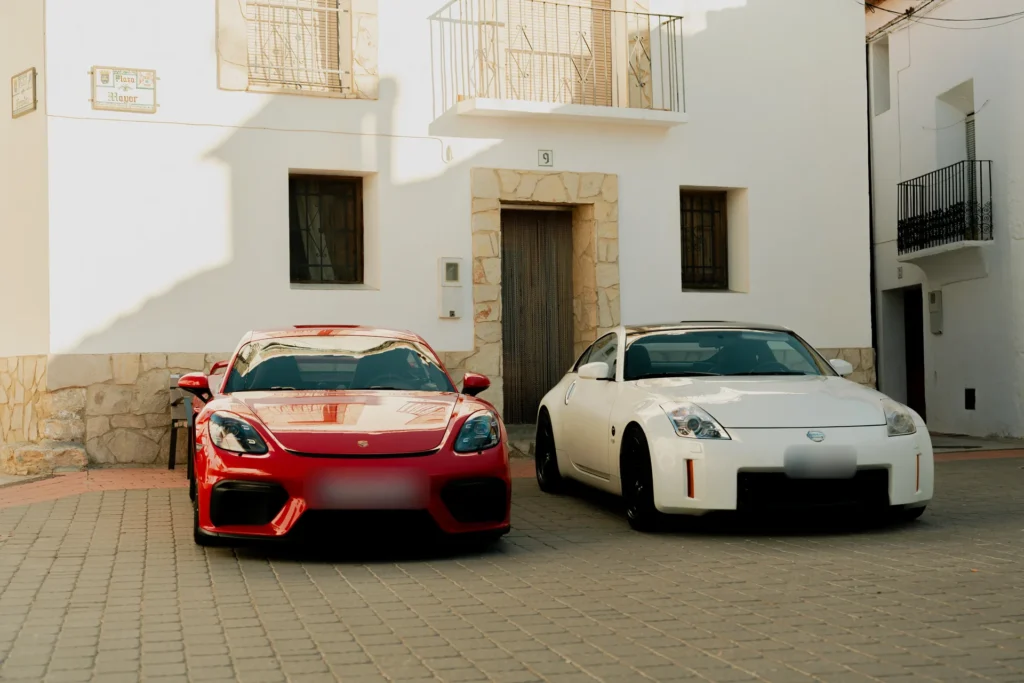 Porsche GT4 RS y Nissan 350Z aparcados en la ruta RX01 Serranías del Turia de Road Experience, ruta en coche deportivo por Valencia