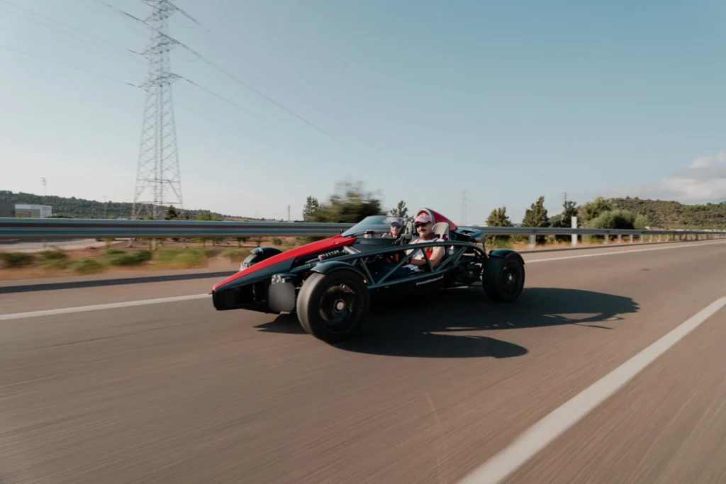 Ariel Atom en autovía en la ruta RX02 Vistabella de Road Experience, ruta en coche deportivo por Castellón