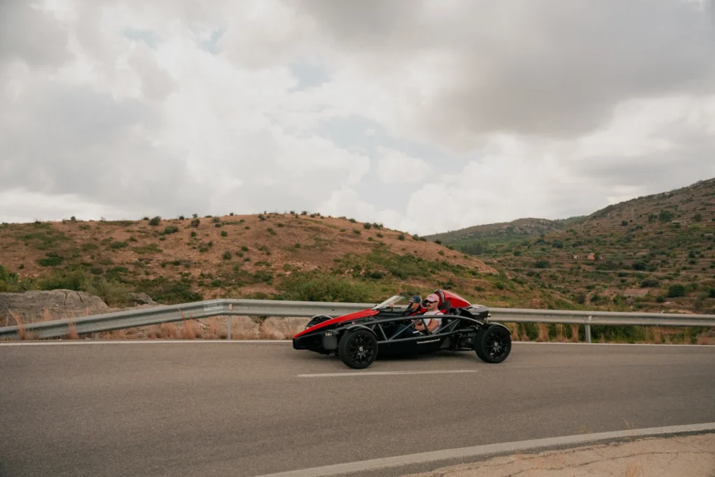 Ariel Atom en carretera de montaña en la ruta RX02 Vistabella de Road Experience, ruta en coche deportivo por Castellón