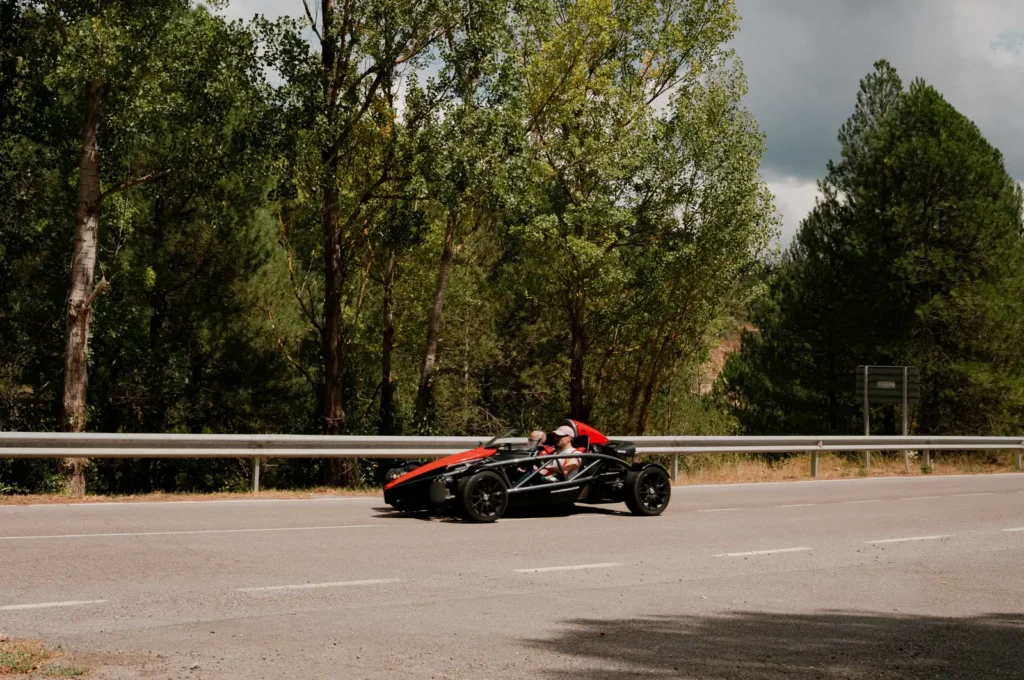Ariel Atom en el pinar en la ruta RX02 Vistabella de Road Experience, ruta en coche deportivo por Castellón