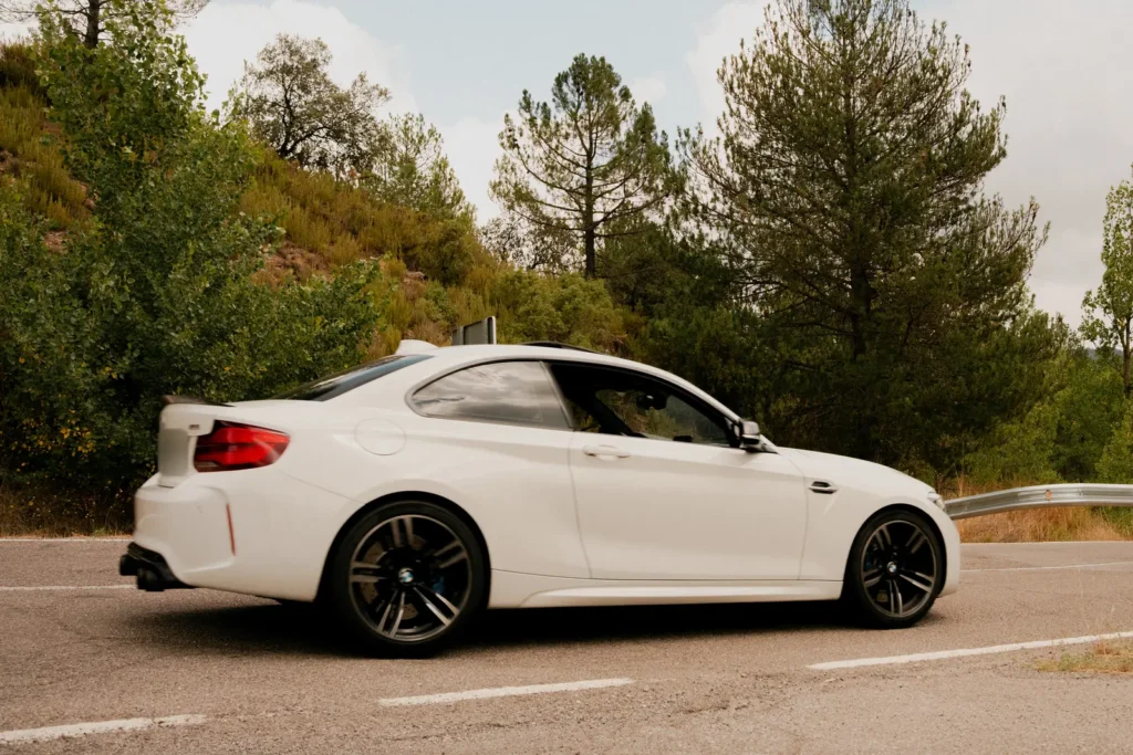 BMW M2 blanco en curva en la ruta RX02 Vistabella de Road Experience, ruta en coche deportivo por Castellón