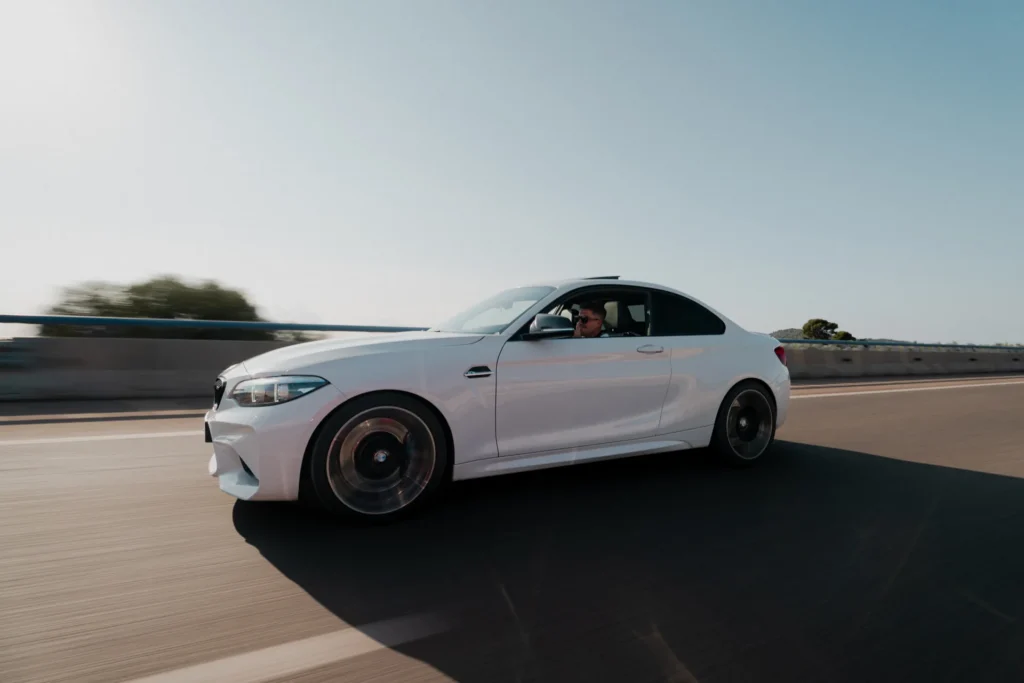 BMW M2 blanco rodando en la ruta RX02 Vistabella de Road Experience, ruta en coche deportivo por Castellón