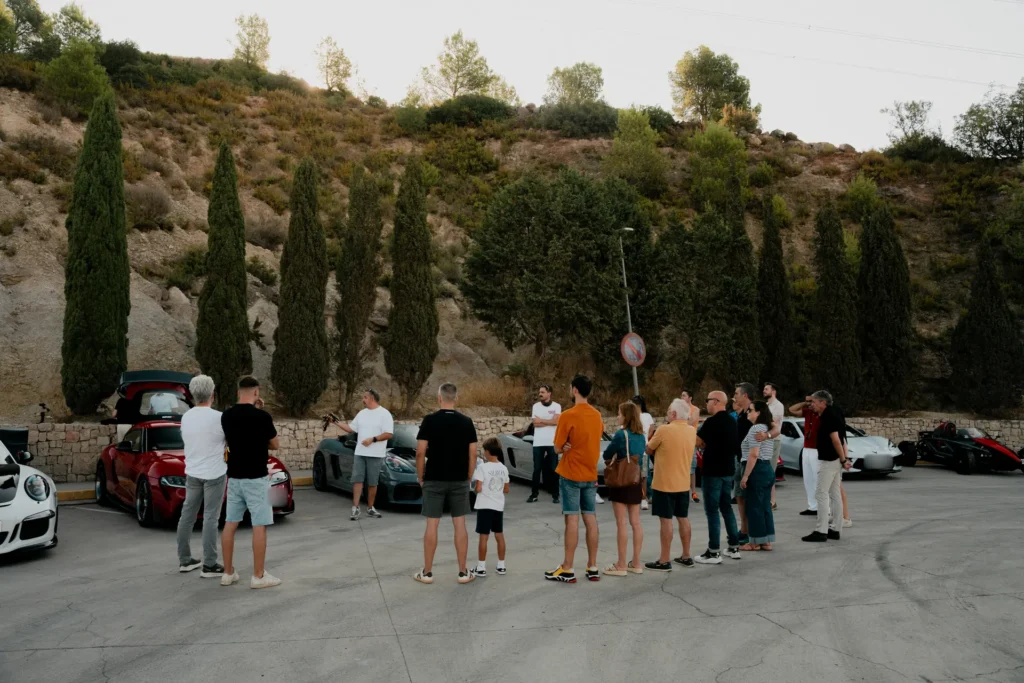 Briefing del grupo antes de salir en la ruta RX02 Vistabella de Road Experience, ruta en coche deportivo por Castellón