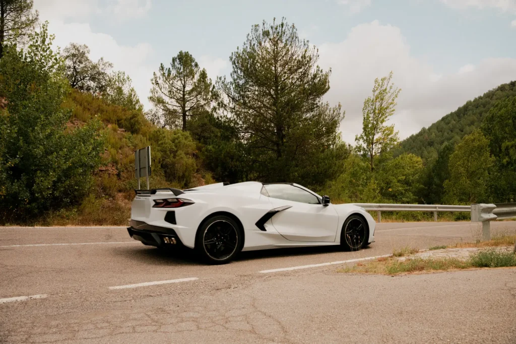 Chevrolet Corvette C8 en curva de montaña en la ruta RX02 Vistabella de Road Experience, ruta en coche deportivo por Castellón