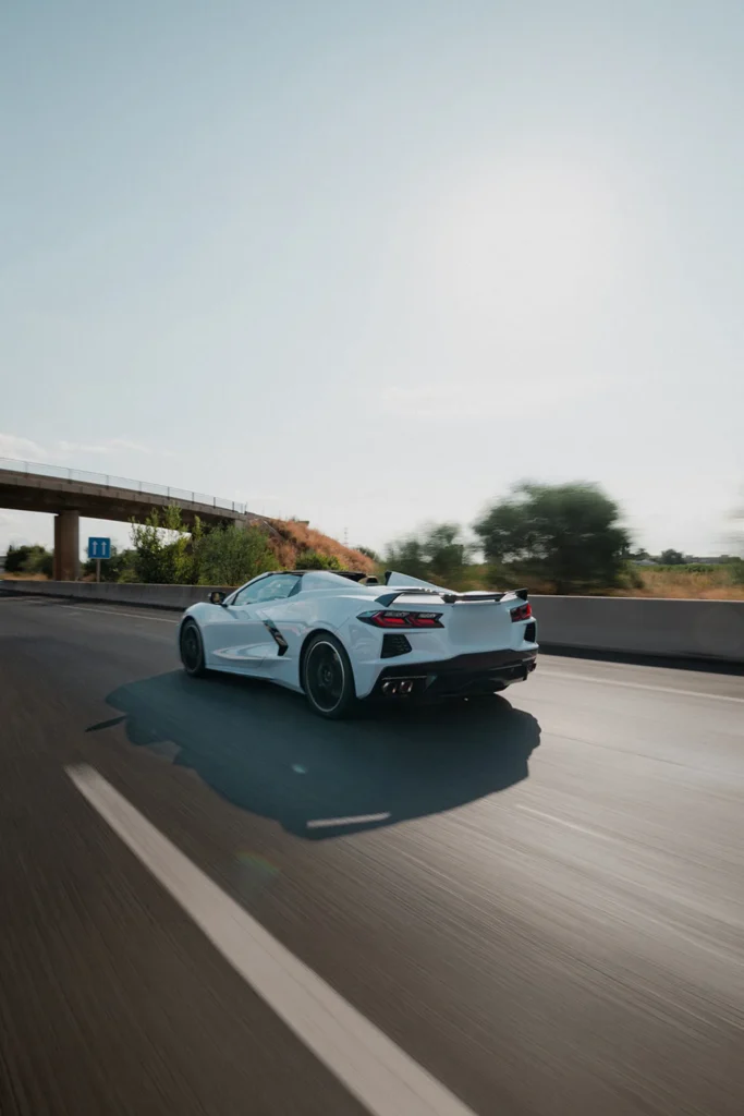 Chevrolet Corvette C8 en curva en la ruta RX02 Vistabella de Road Experience, ruta en coche deportivo por Castellón