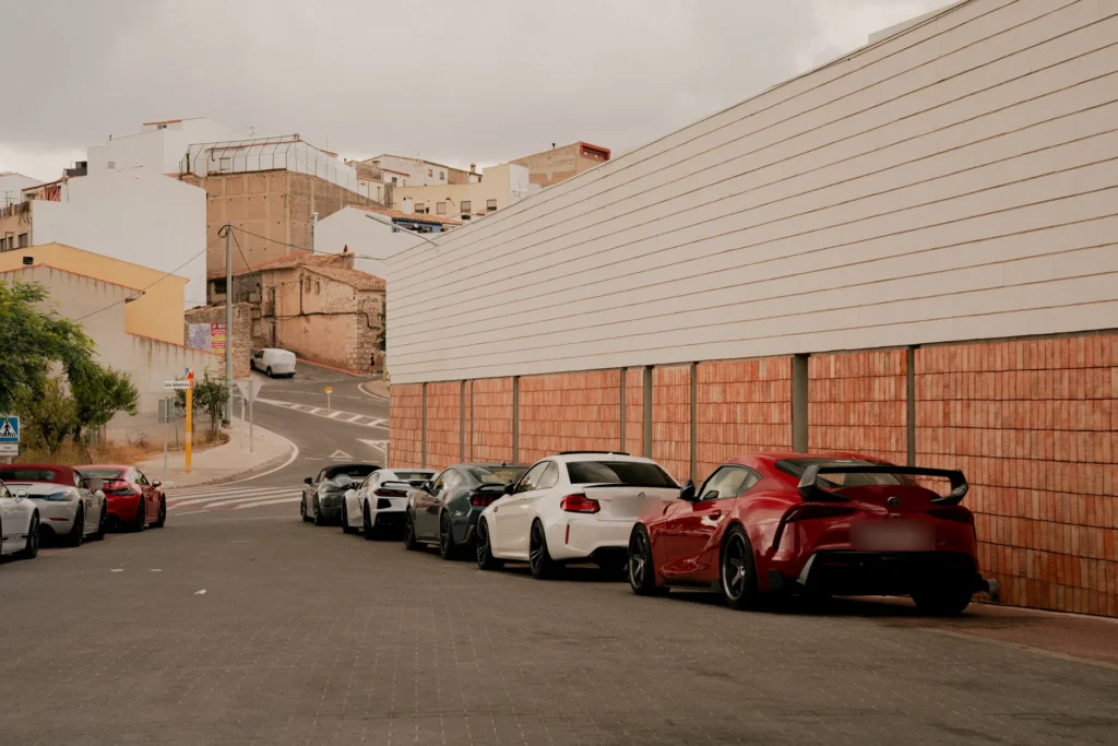 Deportivos aparcados en el pueblo en la ruta RX02 Vistabella de Road Experience, ruta en coche deportivo por Castellón