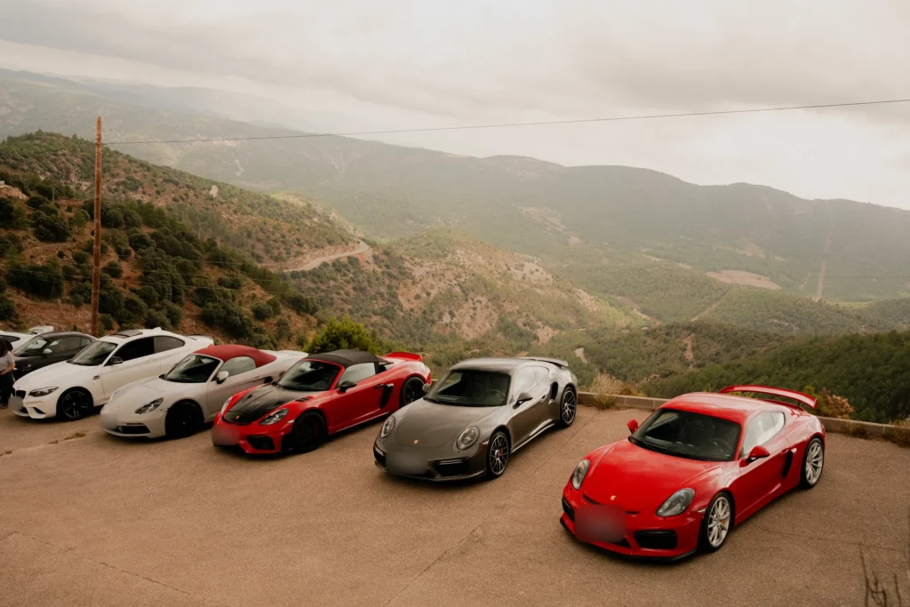 Deportivos en el mirador de montaña en la ruta RX02 Vistabella de Road Experience, ruta en coche deportivo por Castellón