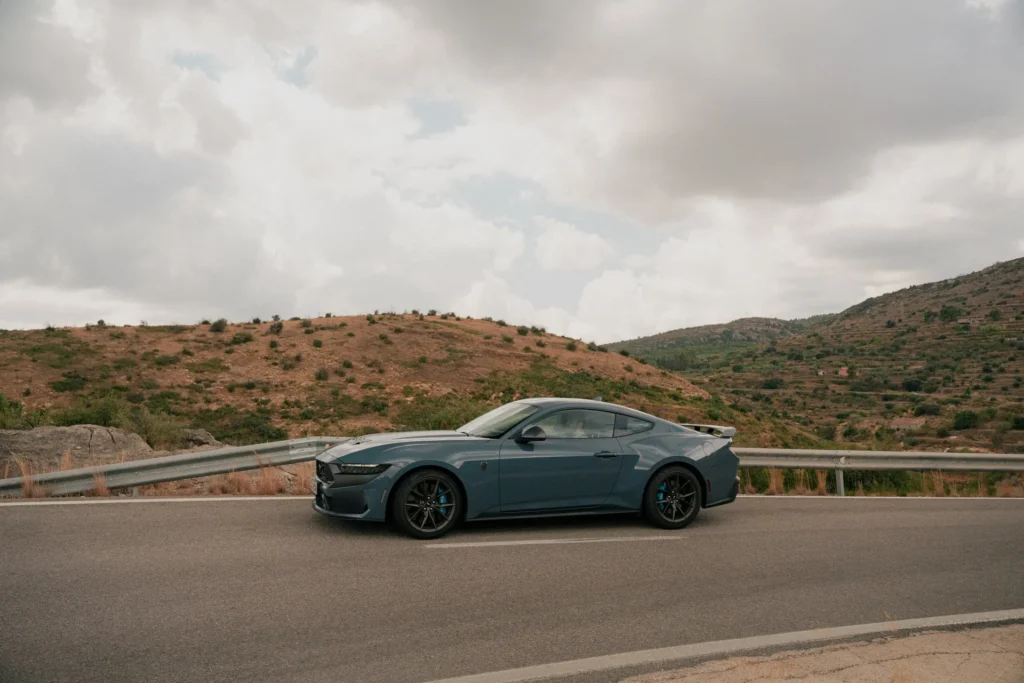 Ford Mustang gris en la montaña en la ruta RX02 Vistabella de Road Experience, ruta en coche deportivo por Castellón