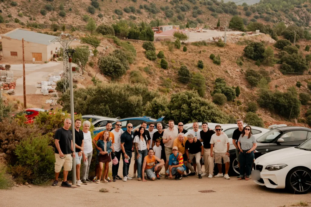 Foto de grupo en el mirador en la ruta RX02 Vistabella de Road Experience, ruta en coche deportivo por Castellón