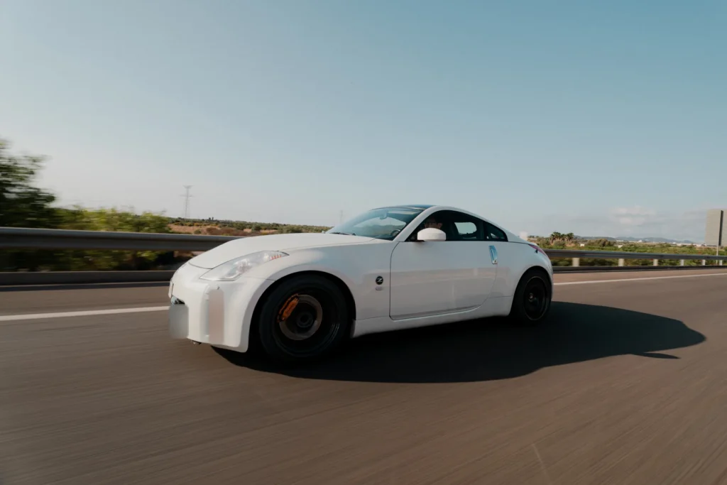Nissan 350Z blanco rodando en la ruta RX02 Vistabella de Road Experience, ruta en coche deportivo por Castellón