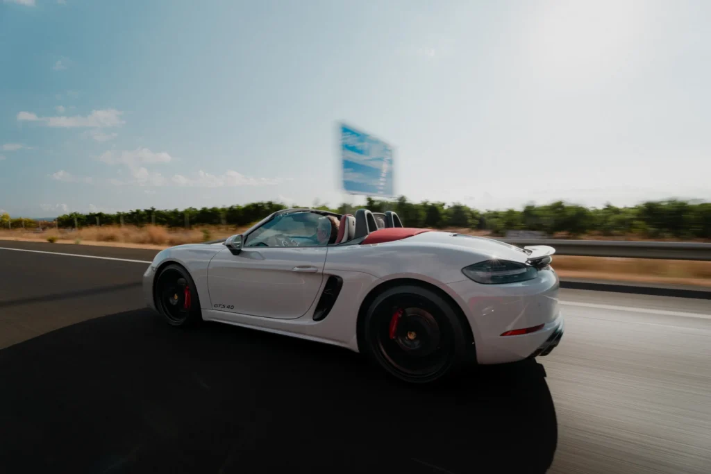 Porsche 718 Boxster blanco en la ruta RX02 Vistabella de Road Experience, ruta en coche deportivo por Castellón