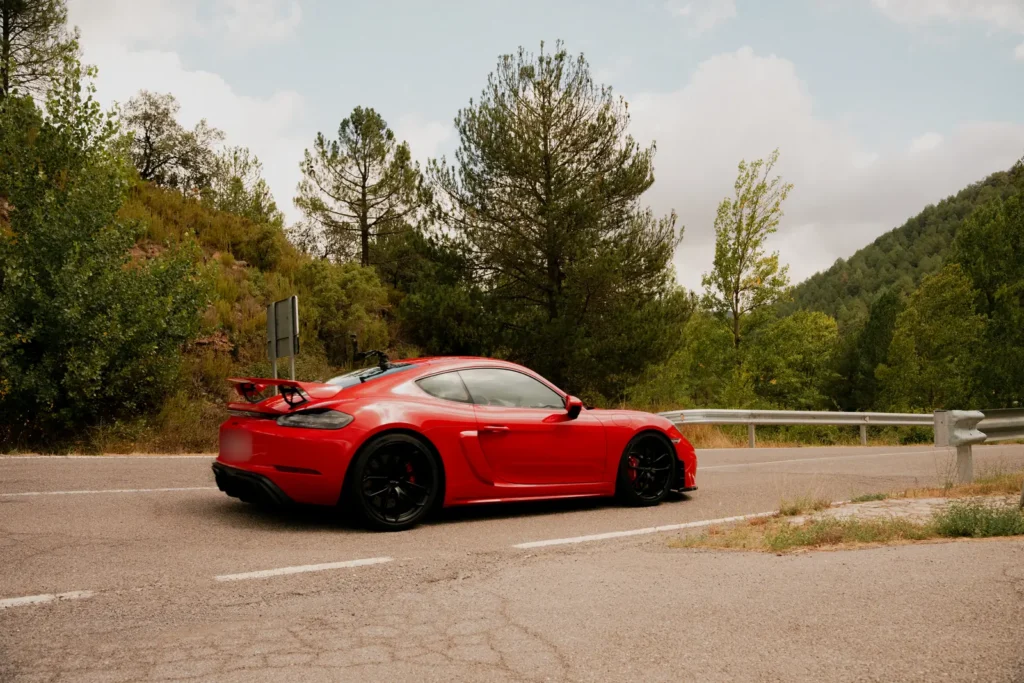Porsche 718 Cayman GT4 en curva de montaña en la ruta RX02 Vistabella de Road Experience, ruta en coche deportivo por Castellón