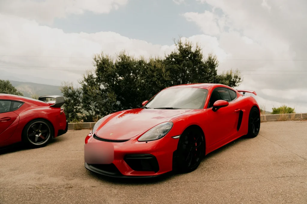 Porsche 718 Cayman GT4 rojo en el mirador en la ruta RX02 Vistabella de Road Experience, ruta en coche deportivo por Castellón