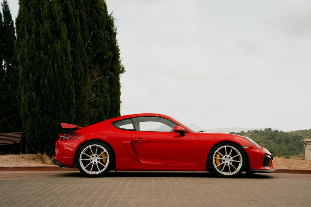 Porsche 718 Cayman GT4 rojo lateral en la ruta RX02 Vistabella de Road Experience, ruta en coche deportivo por Castellón