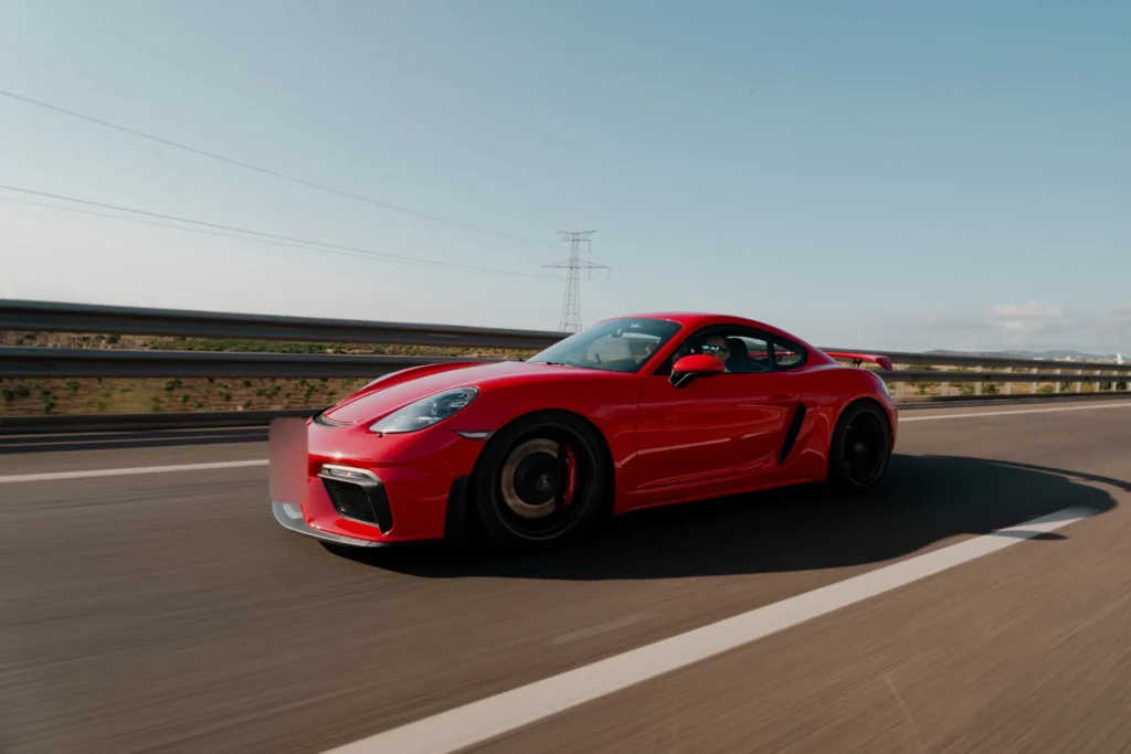 Porsche 718 Cayman GT4 rojo rodando en la ruta RX02 Vistabella de Road Experience, ruta en coche deportivo por Castellón